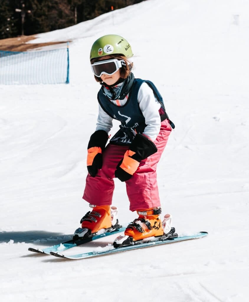 Meisje skiet in pizzapunt de berg af