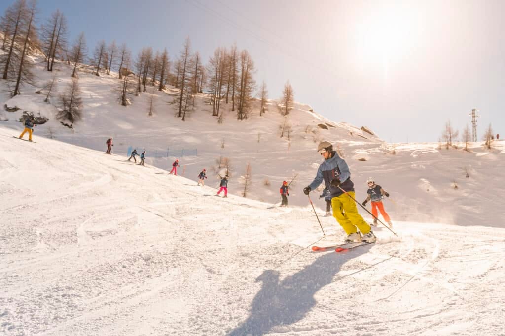 Kinderen krijgen skiles van een Flowtrack skileraar