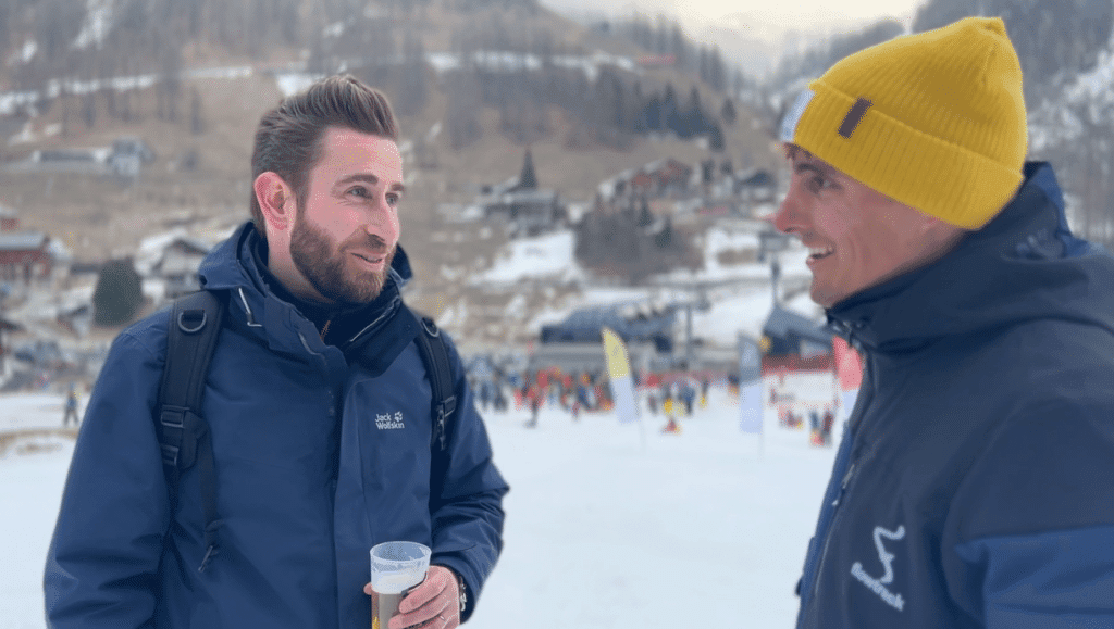 Joost en Jannes spreken met elkaar op de après-ski