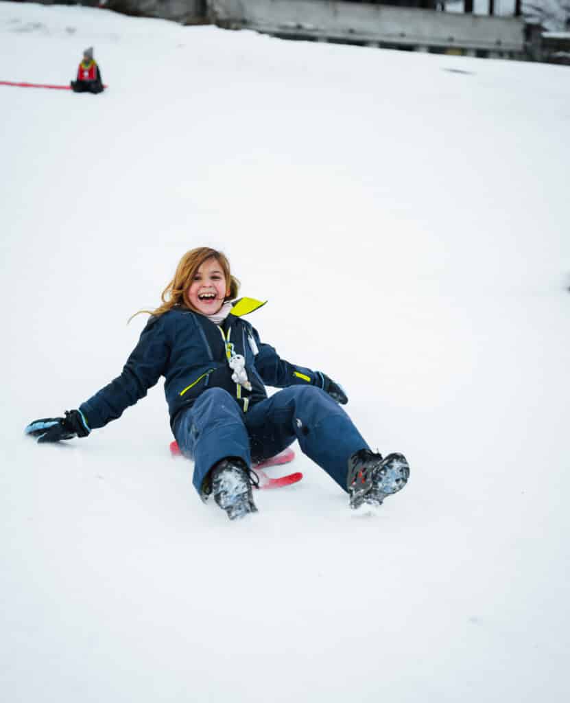 après-ski kindje op de slee