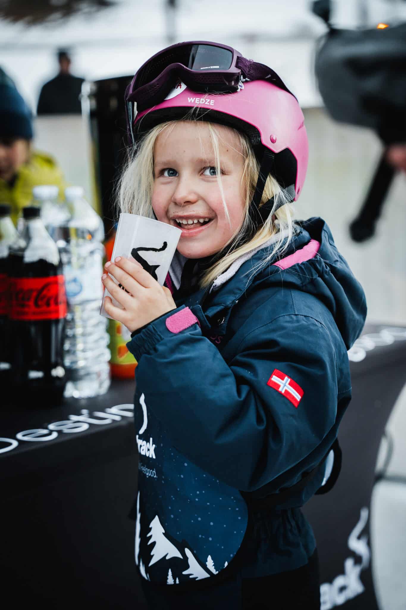meisje aan het lachen tijdens après-ski