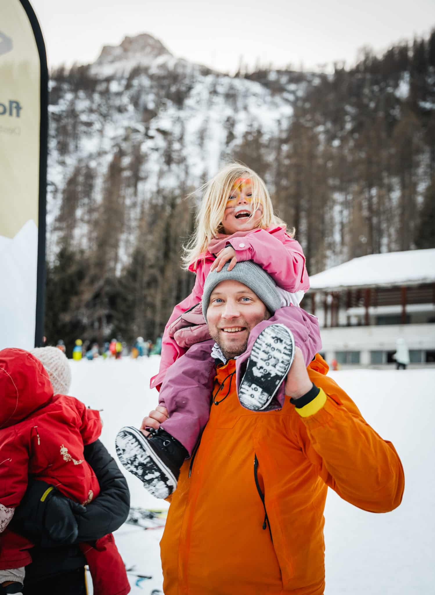 vader met dochter op schouders