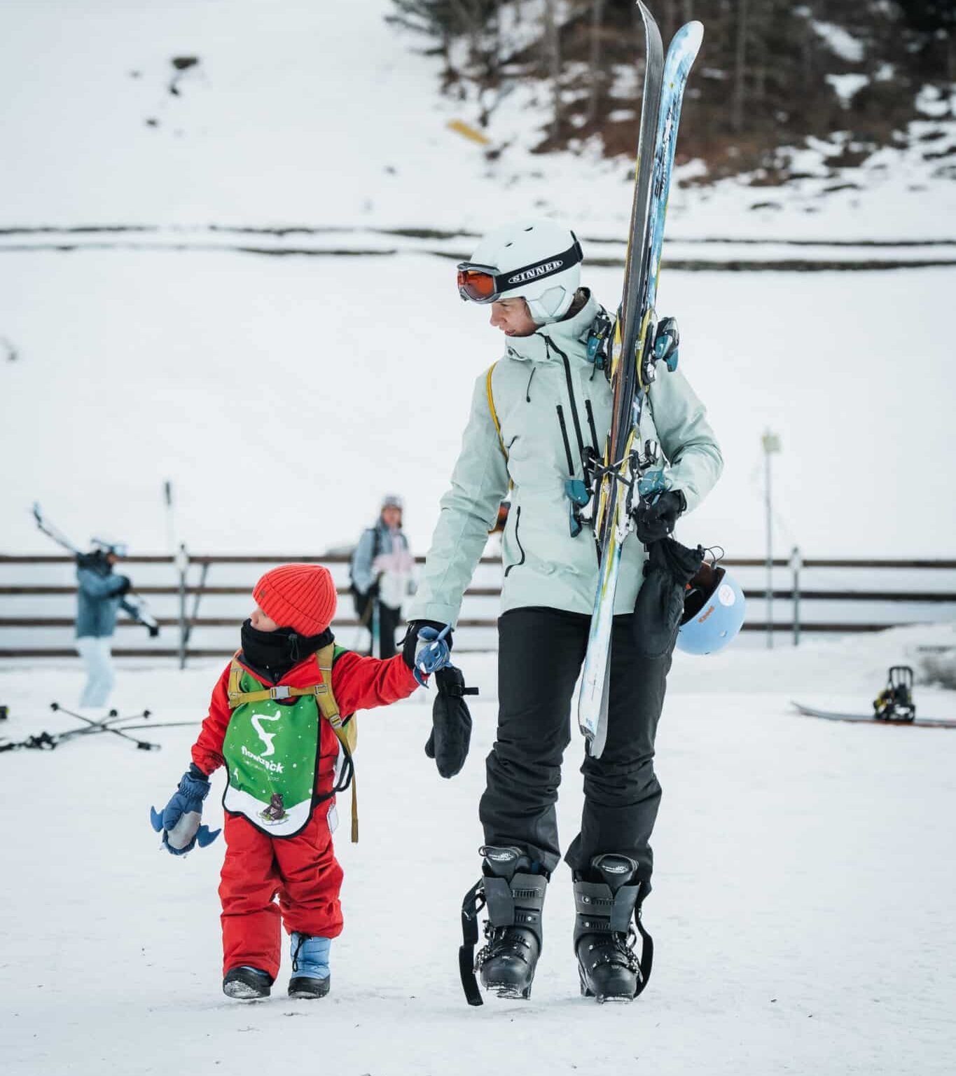 mama met kind naar skiles
