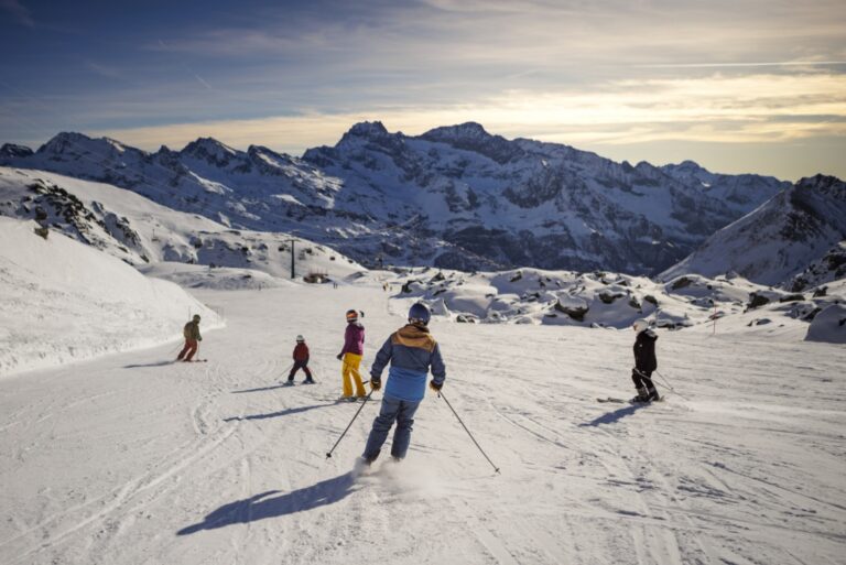 Op skireis met een groep inclusief bus skipas begeleiding en verblijf gezinnen