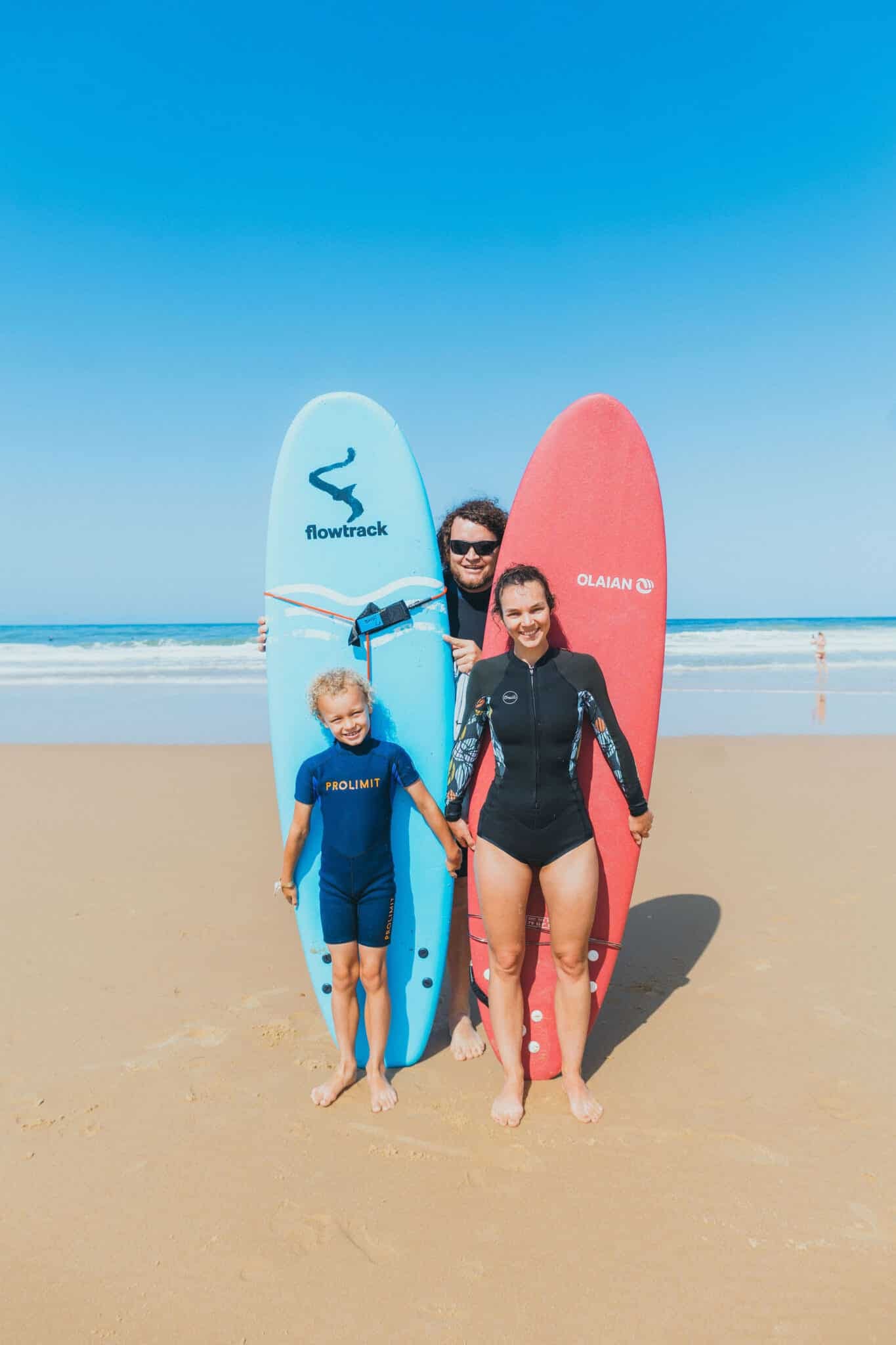 gezin op surfvakantie