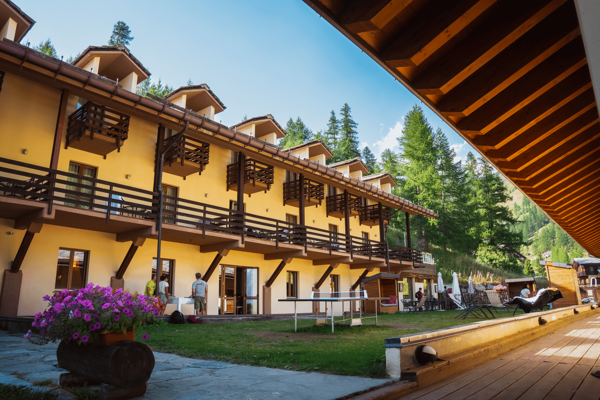 chalet du lys zomer buitenkant