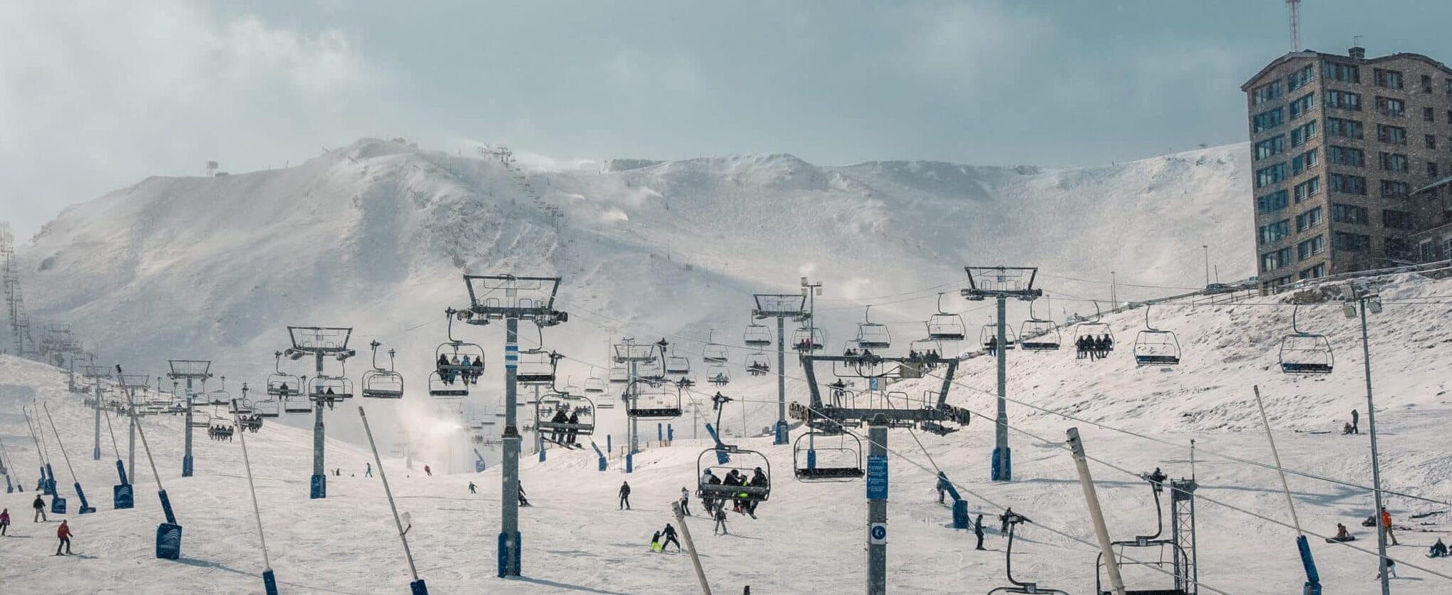 snowcamp andorra skiliften uitzicht