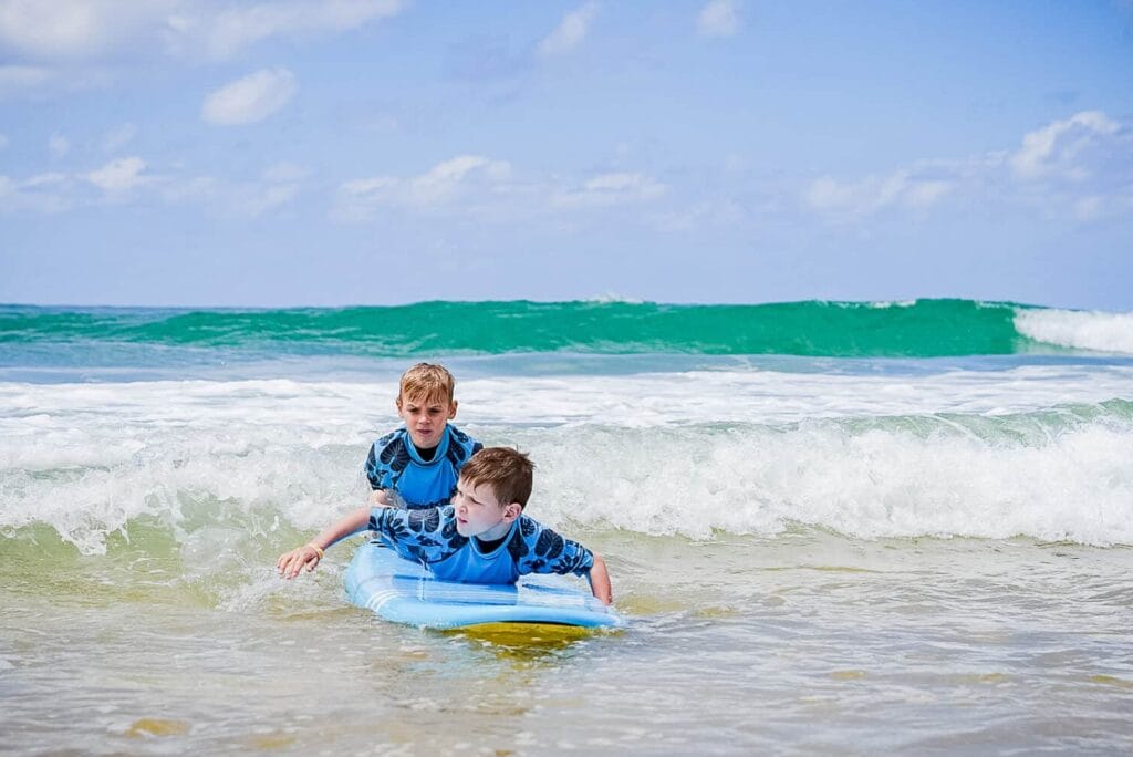 liggen op surfplank